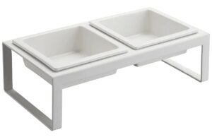 Set dvou bílých keramických misek pro psy Yamazaki Tower se stojanem