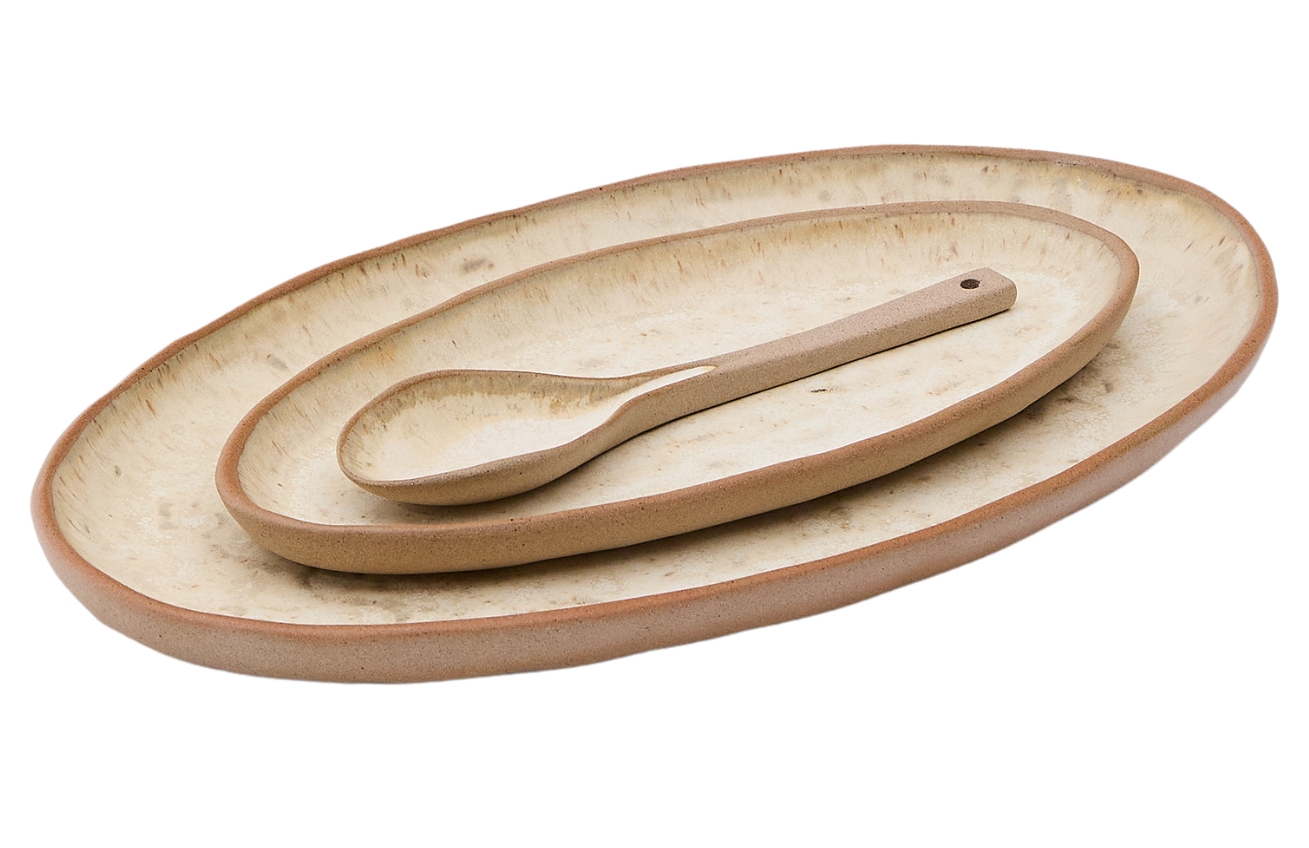 Set dvou béžových keramických talířů a lžíce Kave Home Zunel